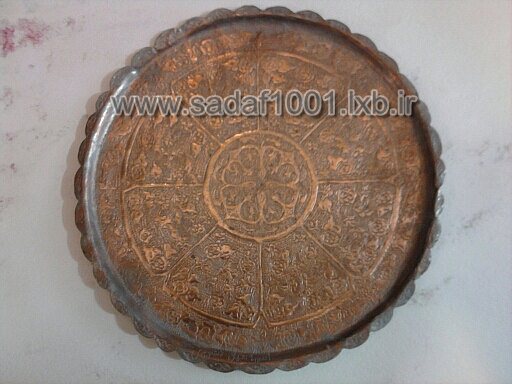 سینی مسی منقوش سینی قلمکاری گل و بوته و کن گره دار قدمت 60 سال کاردست سینی مسی منقوش سینی قلمکاری گل و بوته و کن گره دار قدمت 60 سال کاردست